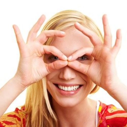 Frau formt mit ihren Händen eine Brille – Symbolbild für neue Perspektiven